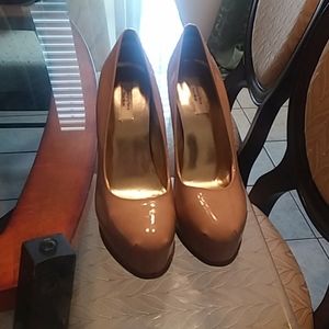 Nude/Blushj Z Vera Wang pumps